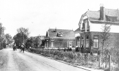 Het huis rechts stond bekend als ''de Spijkervilla''. De eigenaar had gedurende de eerste wereldoorlog een kapitaal verdient met handel in ijzerwaren.