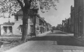 Voorbij het huis rechts sloot de Nijewei aan bij Hoofdstraat en Hegedyk waaronder een onoverzichtelijke situatie ontstond. Daarom werd op de stoep van de voormalige herberg ''de Roode Leeuw'' een verkeerspiegel geplaatst.