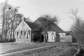 In maart 1989 werd deze boerderij c.a. aan de Hegedyk 42 in het vroegere Kortezwaag door de erven Sjoerd de Vries verkocht.