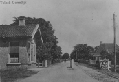 De Hegedyk met het in 1966 afgebroken tolhuis. De tolheffing was op deze ''kunstweg van Heerenveen naar Quatrebra'' na ruim 70 jaar in 1928 afgeschaft. Bovenstaande foto is waarschijnlijk na 1928 gemaakt, de tolbomen staan open.