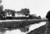 De Hegedyk richting Heerenveen met links de in 1830 gebouwde korenmolen ''de Hoop''. Boven de tram steekt het dak van de boerderij uit die eerst bewoond werd door de molenaar. Vanaf 1914 woonde daar de veehouder Jan Bonnema, later zijn zoon Jacob.