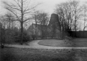 De korenmolen ''de Hoop'' gezien vanuit de tuin van villa Otter. De molen was al zonder wieken en dus al buiten gebruik.