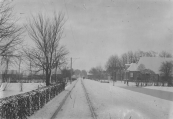 Deze winterse foto toont de Hegedyk in de jaren dat deze nog onder Kortezwaag behoorde. Rechts de boerderij van Heere de Vries en links die van Homme de Jong en later diens zoon Hendrik die ook molenaar waren op de hier niet zichtbare molen ''de Hoop''.