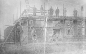 Deze bouwvakkers poseren voor het huis met schuur aan de Hegedyk 2 in 1903