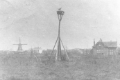 Het huis rechts werd kort na 1900 gebouwd aan ''it Swembadleantsje''. Van 1902 tot 1914 werd het bewoond door Siebren Visser, hij had een groentekwekerij. Links staat de korenmolen van Jaap Sikkes van der Meulen. Naast het witte huis zijn nog de wieken van ''de Morgenster'' te zien. Deze molen zou in 1904 door brand worden verwoest.