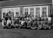  1973-1974 vijfde klas, Achterste rij vanaf links: Jannie de Boer, Teye de Vos, Hanneke de Jong, Wiepie Kompaan, Johan Vergonet, Anja Bijker, Anita Schaafsma, Sietze Huitema, Bouke Jan Postma, Marinus van der Mark, Wietze de Jong, Ellie van Straten, Nellie van der Wijk, Tjeerd Beenen, Siepie Duin. Tweede rij v.l.n.r.: Leo Wissema, Grietje Vaartjes, Ina de Witte, Oepie de Boer, Ale Overwijk, Robbie Stuy, Gerk Jan de Jonge, Hanneke van der Werf, Anneke de Jong, Ronald de Caluwe. 3e rij v.l.n.r.: Ria Hofstra, Janet Bergman, Jellie de Jong, Julia van Harten, Janet Moll, Hennie Hofman, Nettie van der Woude, Irene Stolker, Silvia Mulder, Ria Hoekstra, Antje Looienga, Jolanda in't Veen, Ellie van der Woude. Voorste rij v.l.n.r.: Andries van Dijk, Harmen Zwart, Melle Tenge, Joop van de Kamp, Wilco Haverkamp, Gerrit Kussendrager, Wim Hein van Kessel, Jaap Groenland, Nellie Buis.