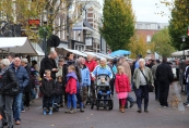 2014, Een drukke najaarsmarkt gisteren in Gorredijk. Het mooie najaarsweer trok veel mensen naar de gezellige markt. Met de markt werd een heus feestweekend afgesloten in Gorredijk. Daarnaast had de markt dit jaar een speciaal tintje. Het was de eerste editie die georganiseerd werd door de stichting Marktbeheer.

