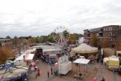 26-10-2014, Het centraal in het centrum gelegen Marktplein is omgetoverd tot pretpark met attracties voor jong en oud, zoals de American Wipp, het Reuzenrad, de Fun jump en het schitterende nostalgische Le Grand Carrousel uit 1890. Ook  ontbreken de botsauto’s , de grijpkranen, de schietsalon en de zaken voor de inwendige mens niet.

Morgen wordt het feestweekend afgesloten met de najaarsmarkt, die dit jaar een speciaal tintje heeft. Het is de eerste editie die georganiseerd word door de stichting Marktbeheer. Deze stichting organiseert ook de week- en jaarmarkten in Drachten & Leeuwarden en heeft net als de organisatie van de kermis als doel het evenement te verbeteren.
