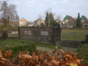 De Nederlands Hervormde kerk. Rijksmonument wegens zes herdenkings- en wapenstenen in de gevel; en wegens inventaris, bestaande uit 17e eeuwse preekstoel met achterschot en klankbord.
In september 1985 is de kerk afgebroken.
