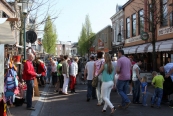 2013, De voorjaarseditie van de Gorredijkster markt in Gorredijk is maandag druk bezocht. De standhouders deden goede zaken en ook zaten de terrassen vol. De temperaturen liepen deze dag dan ook op naar 20 tot 22 graden. (foto Henk Stoelwinder)