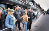 Mei 2007, Gerdykster Merke: rustig en gezellig
De langverwachte regen speelde de Gerdykster Merke gisteren parten. Bezoekers
wachtten de buien af en standhouders belden op het laatste moment af. It wie net superdrok,
mar der is goed ferkocht”, aldus marktmeester Jan van der Bij die sprak van een
,,moai merkje”. Ook op de terrassen was het rustig. Opsterland scherpte dit jaar de regels flink
aan. In het centrum mocht op straat geen alcohol worden gedronken. Terrassen mochten tot
drie uur ’s middags open, mits ze werden afgeschermd en er een portier aanwezig was. De
strenge maatregel moest opstootjes voorkomen. Bij de vorige editie van de markt keerde
dronken publiek zich massaal tegen de politie. Agenten hoefden maar twee keer in te grijpen. (foto Wietze Landman)