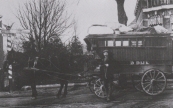 De Gorredijkster vrachtrijder Durk Dijk op acht kilometer afstand van onze plaats op de driesprong De Knipe-Heerenveen-Oranjewoud. Dijk had een beurtdienst van Gorredijk naar Heerenveen v.v. Op 16 februari 1922 begon de Gorredijkster Jacob Bijker een vaste autodienst op het Friese Haagje.