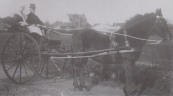 Een dame en heer poseren op bijzondere wijze op de Nijewei tijdens de ringrijderij. Op de achtergrond de openbare lagere school van Gorredijk (nu Museum Opsterlan) en rechts ervan waarschijnlijk de circustent van Teutenberg. Een foto uit één van de jaren 20 in de vorige eeuw.