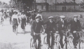 Op een weer-fleurige zondagmorgen keert de gemengde fietsclub van Kortezwaag op zijn basis terug. Op de voorgrond v.l.n.r.; Jan Bleeker, Piet van der Schoot, Tjalle de Jong en Wietse de Vries. Op de achtergrond de plaats van Hepke van Dam. Foto van 1905.