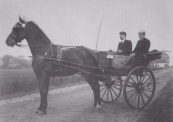 Links Tjeerd Wieberdink. Lokatie Nijewei. In de verte links de boerderij van Hearre de Vries, geheel rechts het huis van dokter Ebbinge en de woning van smid Heringa, later Jan Bijlsma. Van bebouwing langs de weg overigens nog geen spoor.