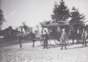 Diligence van de dienst Oosterwolde-Gorredijk. De koetsier is Klaas van der Duin. Sies van der Zee staat rechts van de koetsier. De omnibus werd in Gorredijk gestald in de Koornbeurs. De koetsier rustte of sliep op een ledikant met stro in de allerachterste stal (achter het huis , waar vroeger Wagenaar woonde). Soms mochten de kinderen van Van der Meulen -hotelbaas van de Koornbeurs- en 't kindermeisje met de omnibus mee tot Lippenhuizen. Daarna ging men lopend mee terug. Na de komst van de stoomtram in 1911 werd de dienst opgeheven.