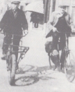Lammert Moll (links) en Jan Wijnstra fietsend op de Langewal in de richting van de Vinkebuurt.