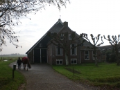 Boerderij van het kop-romptype, het voorhuis onderkelderd, boven de inrit van de schuur houten beschieting met sierlijst. Indeling van kelderluiken, vensters en lichtopeningen in de top van het voorhuis origineel.  Bouwjaar onbekend.
