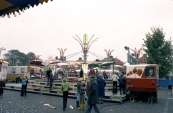 De najaarskermis van Gorredijk had in het jaar 1978 een speciaal tintje voor de gebroeders Moonen (Gijs & Sjaak) het was namelijk de laatste kermis waarmee ze de regie hadden over de imposante en populaire Calypso met de naam Zig Zag. Het was Freddie Bosman welke vanaf dat jaar de exploitatie op zich nam en nog diverse keren een standplaats had op de Gordykster kermis. Doordat alles steeds hoger, sneller en daardoor spectaculiarder moet worden ervaren hebben de meeste van... deze attracties een vaste plaats in de pretparken gekregen. Echter heeft de Calypso wel zijn bewegingen achter gelaten op de kermis daar waar het ooit begon, namelijk de Break Dance deze populaire attractie welke in het najaars van 2013 nog in Gorredijk stond stamt af van de Calypso. Op de achtergrond zijn nog de woningen te zien aan de Marktstraat welke in 2004 zijn vervangen door het appartementen complex Marktstate. (Foto: Stichting kermiscultuur)