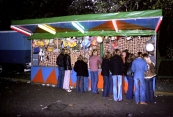 Gooi met één bal alle bussen van de plank en u mag uitzoeken! Er werden in het jaar 1976 tijdens de najaarskermis vast vele pogingen gewaagd door deze groep feestvierders bij de lijntrek/bussensport van de familie Opdam welke met hun opbouwtent een plaats hadden aan de Nieuwstraat. (Foto: stichting kermiscultuur)