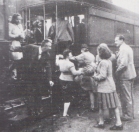 Albert Jans (rechts) haast zich op 18 augustus 1945 in de tram te stappen. Enkele ruiten van het rijtuig zijn nog vervangen door hout. Rechts: Corry Beenen.