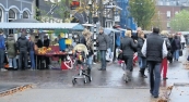 Oktober 2012, Weinig handel op grauwe najaarsmarkt
Ondanks het sombere weer bracht de najaarseditie van de traditionele Gerdykster Merke maandag toch nog heel wat
volk op de been. Veel standhouders lieten het daarentegen afweten, wat de toch al grauwe ambiance niet ten goede kwam. Onder
druk van de crisis en de opkomst van internetwinkels is de ambulante handel de laatste jaren behoorlijk ingezakt, waardoor veel
marktkooplui zijn afgehaakt of Gorredijk links laten liggen. Ook maandag hield het winkelend publiek de hand vaak op de knip en
dat gaf de standhouders die wel waren komen opdagen, weinig reden tot blijdschap. De horeca in het centrum deed wel goede
zaken. Diverse kroegen hadden live-muziek in huis gehaald en puilden uit met bezoekers. De markt verliep verder zonder incidenten
en dat is in het recente verleden ook wel eens anders geweest. Foto: H. Stoelwinder