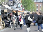 2012 mei,De Gerdykster merke was gezellig druk onder een prettig zonnetje. De Gerdykster Merke trof het maandag met het weer. Een lekker zonnetje bescheen bezoekers en marktkooplui terwijl de temperatuur
rond de 16 graden hing. Na vele dagen kou werd de markt dan ook aangegrepen om van het zonnetje te genieten maar ook om de uitgestalde
waar te keuren of te kopen. De plaatselijke horeca deed goede zaken waarbij het vooral gezellig bleef. Meldingen van incidenten bleven uit. Foto: Henk Stoelwinder