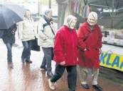 2010 Mei, Nattigheid en narigheid waren de kernmerken van de maandag gehouden
Gerdykster Merke in het centrum van Gorredijk. De politie had haar handen vol
aan enkele raddraaiers, terwijl het winkelend publiek onder niet te vrolijke
omstandigheden langs de kraampjes struinde. Foto: Sietse de Boer