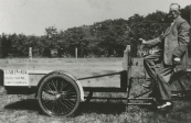 B. Meinsma met een bakfiets uit Oudehorne
Bodedienst Oudehorne-Gorredijk VV (bron: dorpsarchief Oude-Nieuwehorne)