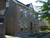 De KAZERNE van de Koninklijke Marechaussee, thans dubbel woonhuis, werd in 1895 gebouwd in traditionele baksteenarchitectuur met elementen van de Chaletstijl en de Neo-Renaissancestijl wegens overplaatsing van de KM-brigade vanuit Beetsterzwaag.
