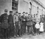 Personeelsleden poseren voor het station, 1901