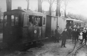 Locomotief 13 met passagiers, foto rond 1900.
