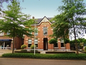 De KAZERNE van de Koninklijke Marechaussee, thans dubbel woonhuis, werd in 1895 gebouwd in traditionele baksteenarchitectuur met elementen van de Chaletstijl en de Neo-Renaissancestijl wegens overplaatsing van de KM-brigade vanuit Beetsterzwaag.
