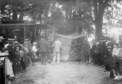 Nog een foto van het tramongeluk dat 11 augustus 1911 voor de pastorie te Langezwaag plaatsvond. (foto: repro)