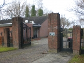 De algemene BEGRAAFPLAATS werd aangelegd in 1926 naar een plan van aanleg van de gemeente- architect C. van Wamel uit 1925. De aanleg van de Gemeentelijke begraafplaats en trap uit 1926 en 1942/46 is van algemeen cultuur- historische en landschappelijke waarde.
