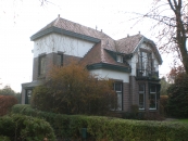 Het woonhuis is ontworpen in opdracht van de handelaar N.Zwart en werd gerealiseerd in 1917/1918.
In de volksmond kreeg het woonhuis de bijnaam 'pleevilla' doordat in het woonhuis voor de eerste maal te Gorredijk een inpandig watercloset werd aangebracht.
