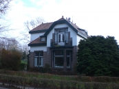 Het woonhuis is ontworpen in opdracht van de handelaar N.Zwart en werd gerealiseerd in 1917/1918.
In de volksmond kreeg het woonhuis de bijnaam 'pleevilla' doordat in het woonhuis voor de eerste maal te Gorredijk een inpandig watercloset werd aangebracht.
