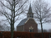 Hervormde Kerk met omheind kerkhof. Blijkens jaartal op de westgevel in 1797 opgetrokken. Eenvoudig kerkgebouw met dakruiter en portaal uit 1896. In de kerk staat een eenvoudige 17e eeuwse preekstoelkuip. 
