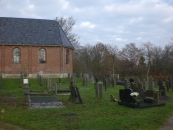 Hervormde Kerk met omheind kerkhof. Blijkens jaartal op de westgevel in 1797 opgetrokken. Eenvoudig kerkgebouw met dakruiter en portaal uit 1896. In de kerk staat een eenvoudige 17e eeuwse preekstoelkuip. 
