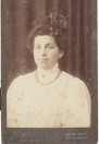 Kortezwaag, 27 augustus 1872 – Auschwitz, 23 november 1942
Beroep: Koopvrouw
Bertha (Bet) Izaaks Scholten was ongetrouwd. Ze had een snoepwinkel naast het tramstation in Gorredijk en had vaak werknemers van de Nederlandsche Tramweg Maatschappij in de kost. 
Ze was een strijdbare vrouw, met de leden van afdeling Gorredijk van de Vereniging voor Vrouwenkiesrecht nam ze in 1916 deel aan de grote demonstratie voor vrouwenkiesrecht. 