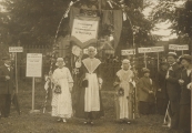 3 Manifestatie voor vrouwenkiesrecht in Amsterdam. V.l.n.r. Bertha Scholten, Marije Vleeshouwer en Tietje v.d.Zwaag (dochter van G.L.v.d.Zwaag)