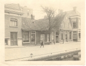  In het middelste huis(je) vestigde zich in 1755 de eerste jood- Jacob de Jood- genoemd.Hij heeft hier maar één jaar gewoond. De foto dateert uit ongeveer 1922.