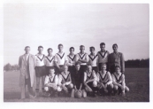 Elftalfoto Koelstra kinderwagenfabriek foto gemaakt in 1959 te Jubbega, helemaal links Johannes van der Woude. (foto via Hendrik Liemburg)