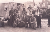 Vooraan links Coby van der Woude, daarnaast Geeske van der Woude, Yke Wiering en Albert van der Woude. Helemaal links Pieter van der Woude. Foto waarschijnlijk  gemaakt tijdens schoolfeest Kortezwaag. (foto via Hendrik Liemburg)