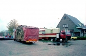 Het is dinsdag 27 oktober in het jaar 1981 de dag na de Gordykstermerke, her en der stonden nog wat kermis transporten op en rond het Marktplein. De meeste Kermisexploitanten hadden in de nacht hun attracties reeds afgebroken, daar een enkeling nog volledig stond opgebouwd en wellicht nog wat tijd over had. Op de foto staat de kinderdraaimolen kinderwereld van Johannes & Gerda Rampen transportklaar met daarachter de woongelegenheid van de familie, zij hadden de afbouw inmi...ddels voltooid. Deze Gordykster najaarskermis kreeg voor de familie Rampen een speciaal tintje, de ouders van Johannes, namelijk de bekende Nicholaas (kapitein) en zijn vrouw Elizabeth stonden deze editie 35 jaar lang aaneengesloten met hun bootjesmolen in Gorredijk waarmee zij gehuldigd werden. Statig aanwezig op de foto de karakteristieke woning, voormalig cafe Marktzicht welke later dienst deed als politie woning. Het pand moest helaas in 2003 wijken voor nieuwbouw. Op de plaats waar dit mooie pand stond is nu het huidige politiebureau gevestigd is. (foto: Stichting Kermiscultuur)