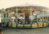 Hobbelende Geit 1987
 
Een foto uit het jaar 1987 gemaakt tijdens de najaarskermis van Gorredijk met zicht op de Golfbaan ook wel de hobbelende geit genoemd. Dit exemplaar betreft een originele nostalgische kermisattractie uit het jaar 1920 welke jaren lang in expoitatie was van de bekende familie Arjaans (Dirk) uit Joure. Op de attractie bevinden zich verschillende uit hout gesneden attributen welke voornamelijk best...aan uit dieren. In de middag draaide de attractie als kinderzaak en maakten dezen rustig de golvende beweging waarna om 20:00 uur s'avonds de versnelling een aantal tandjes hoger werd gezet en het voor de jeugd vooral goed vasthouden was. Voor wie er niet genoeg van kreeg was het de kunst om de pluim te vangen wat resulteerde in een gratis rit. Deze editie van de Gordykster najaarskermis is vermoedelijk de laatste kermis voor Arjaans geweest met de Golfbaan waarna deze is doorverkocht naar de huidige exploitant Jent Boersma uit Anjum. Dirk en Ank Arjaans zijn nog altijd woonachtig in Joure en exploiteren hedendaags een Glazendoolhof op kermissen in Nederland, Duitsland en België. (Foto: KCM)