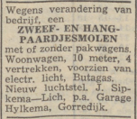 1951 Sipkema-Lich stopt met kermis
 
In het jaar 1951 (December) verruilde de kermis familie Jan & Pietertje Sipkema-Lich het reizende bestaan voor de vaste wal, na ze diverse keren op de kermis van Gorredijk aanwezig waren geweest besloot de familie om zich hier te gaan vestigen met een vis speciaalzaak. Ze boden op 03-12-1951 hun zweef-hangpaardjesmolen met eventueel pakwagens en woonwagen te koop aan om zich volledig te richten op hun nieuwe uitdaging. Gorredijk kende in de tijd 2 vis speciaalzaken in de Ho...ofdstraat aan weerzijden van de brug te weten die van de familie Sipkema-Lich (op nummer 54) en de familie Jelle & Minke v/d Muur - Lageveen (op nummer 33), toevalligerwijs besloten beide zaken in het jaar 1969 de deuren te sluiten. De familie Sipkema beeindigde hun winkel wegens de uitbreiding van Rudolphy meubelen, de familie v/d Muur besloot te stoppen om zich meer te gaan richten tot de verkoop van vis op kermissen en Markten.