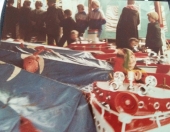 De pluim van de bootjesmolen
Najaarskermis Gorredijk 1979, Klaasje Mulder wist de juiste koers te varen om de felbegeerde pluim te pakken te krijgen onder toeziend oog van de vele toeschouwers welke aanwezig waren op de vaste wal. (foto: Klaasje Mulder)