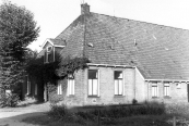 Deze boerderij met land werd door de gemeente aangekocht voor o.a. uitbreiding van het Spotpark ''Kortezwaag'' Foto 1983.