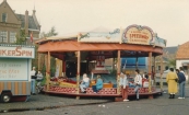 De attractie welke bij een ieder in het geheugen gegrift staat en waar nog altijd veel over wordt gesproken is toch wel de nostalgische bootjesmolen oftewel de Speedway Caroussel van de familie Rampen van Nieff. Menigeen heeft hier de juiste koers gevaren om zodoende de pluim te vangen wat werd beloond met een gratis rit. Nicolaas (Nico) was naast een echte kindervriend een heus icoon, met baard en compleet gehuld in schippers kleding was hij de bekende kapitein Iglo van de... kermis. De attractie was in het jaar 1981 maar liefst 35 jaar lang onafgebroken aanwezig op de Gordykster kermis, een speciale gebeurtenis waarmee de familie destijds werd gehuldigd. De bootjesmolen werd in de loop der jaren overgedaan aan zoon Johannes, ook deze bleef Gorredijk nog diverse jaren trouw bezoeken. Helaas was in 1995 de bootjesmolen voor het laatst aanwezig op de kermis van Gorredijk. Bijgaande foto is gemaakt tijdens de najaarskermis van Gorredijk in het jaar 1987 onder de voet van het museum op de hoek Marktplein/Schoolstraat, normaliter had de attractie een vaste plaats op de hoek van het marktplein grenzend aan de Nieuwstraat. (foto: KCM)